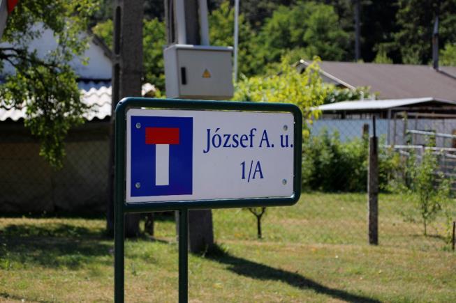 Jobbra: egy míves tábla kiemelheti a megcímkézett területet a környező településrészek, területek közül, tájékozódási, viszonyítási pontot teremt.