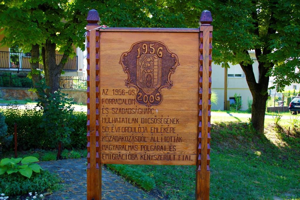 Magyaralmáson több köztéri műalkotás is található, melyek szintén helyi értéket képviselnek. Az alábbi táblázat tartalmazza felsorolásukat.