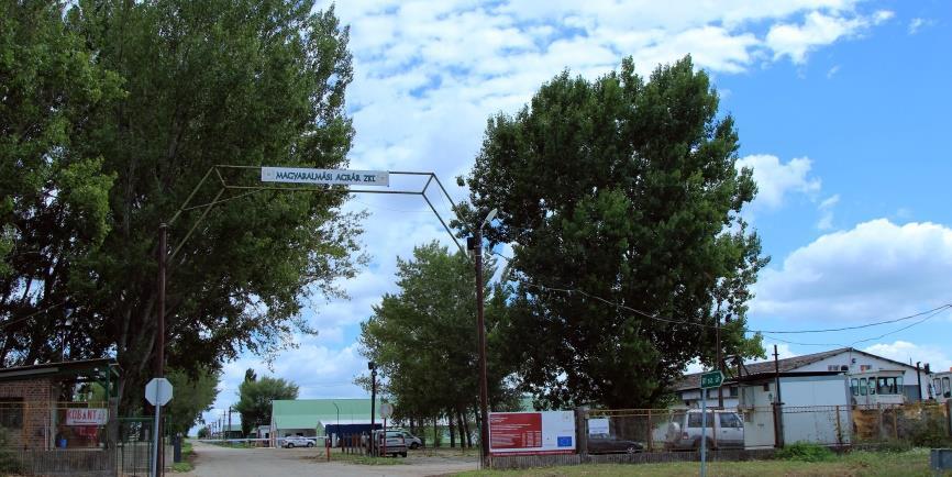 D) MEZŐGAZDASÁGI MAJOR A Magyaralmási bekötőút mellett helyezkedik el a Magyaralmási Agrár Zrt. tömbje.