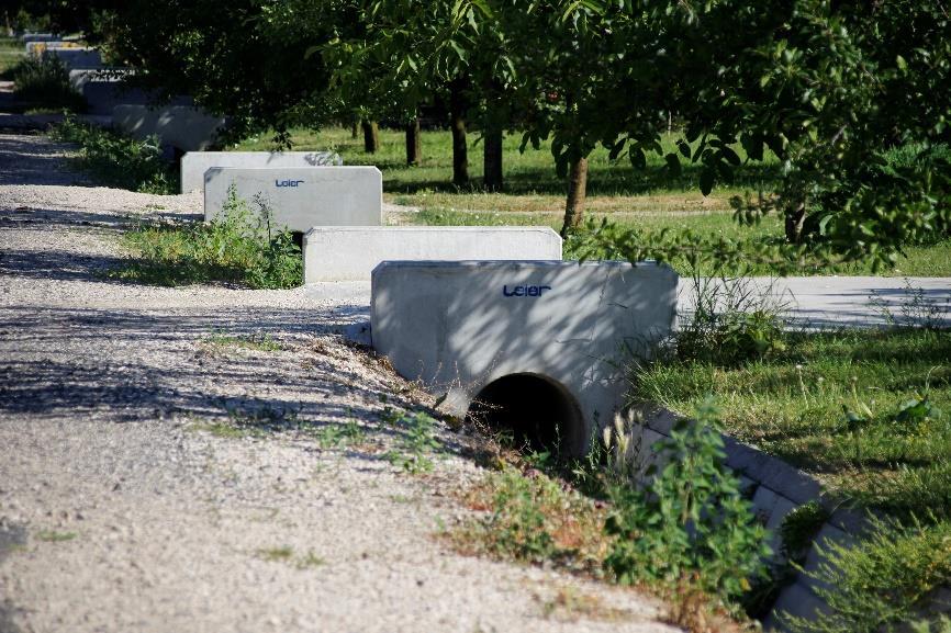 Közmű: A közművekről a vezetékek, műtárgyak településképet romboló hatása jut általában eszünkbe, ezek között is elsősorban a légvezetékek és a tájkép, utcakép, illetve a növényzet konfliktusos