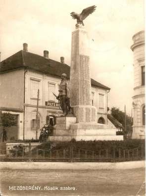 segítségével készítette. Az emlékmű a Városháza előtt, a Kossuth téren áll.
