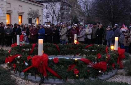 KULTURÁLIS ÖRÖKSÉG ADVENTI GYERTYAGYÚJTÁS MEZŐBERÉNYBEN Az adventi gyertyagyújtásnak a Mezőberényi Szlovákok Szervezete az ötletadója és a főszervezője 2008 óta.