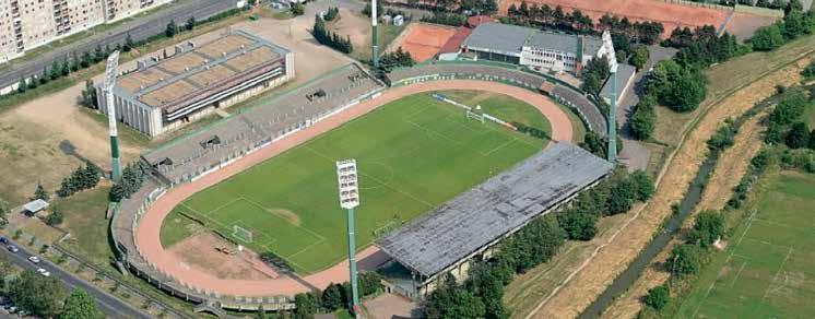 A nemzetközi mérkőzések megrendezésére is alkalmas focistadion teljes egészében fedett lelátójú, amely 8.903 főt lesz képes befogadni. A hír 2016.