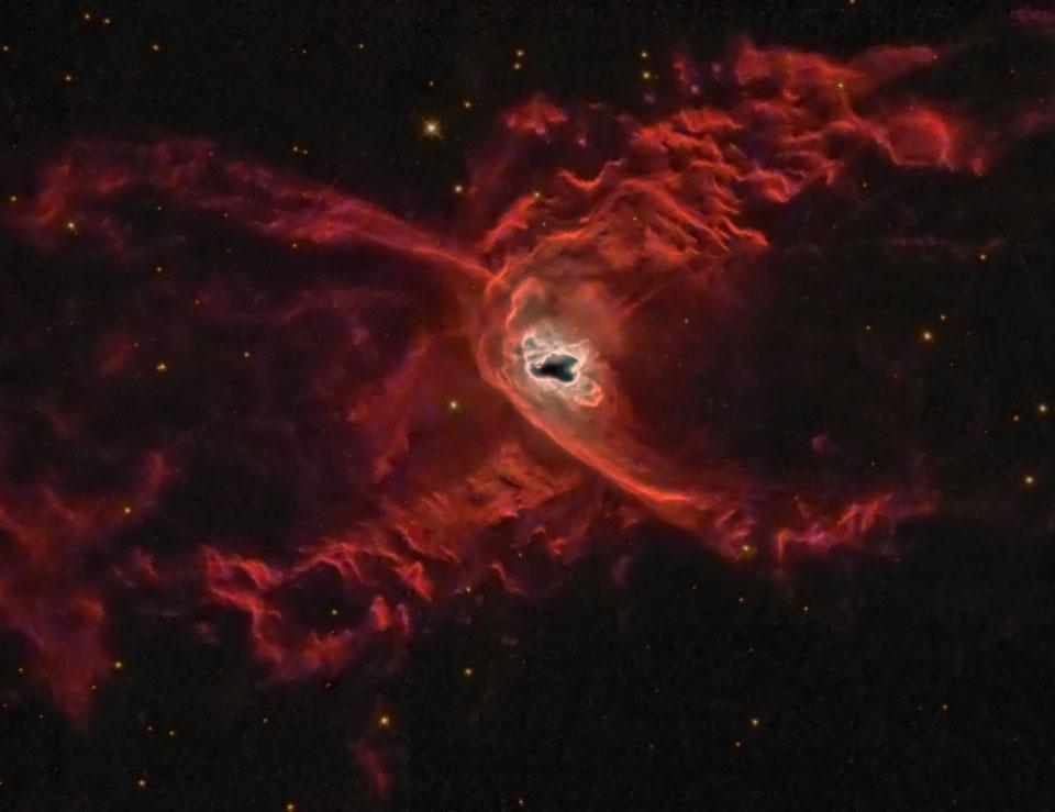 A vörös póknak elnevezett köd (NGC 6537). A megfigyelések szerint egy nagyon forró felszíni hőmérsékletű fehér törpe volt a szülője, mely kettőscsillag. Több, mint 4000 fényév távolságra van tőlünk.