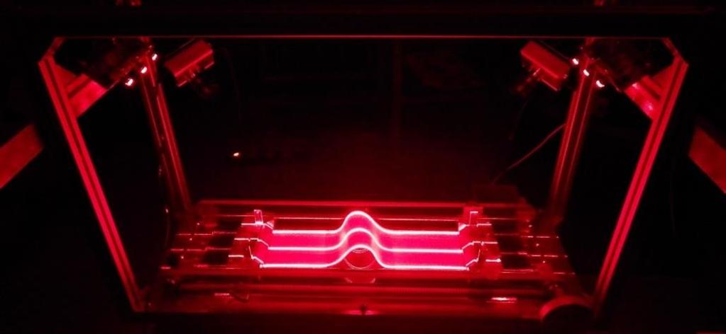 ábra: A Sylvie 3D Bending Tester [8] A készülék befogóit egy forgató gombbal mozgatható fogas szíj segítségével, egymással szemben ugyanakkora úton lehet mozgatni.