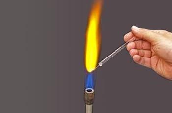 16. KÍSÉRLET Atommodellek, az atom elektronszerkezete A kiadott anyagokat lángba tartva figyelje meg és értelmezze a létrejövő jelenséget!
