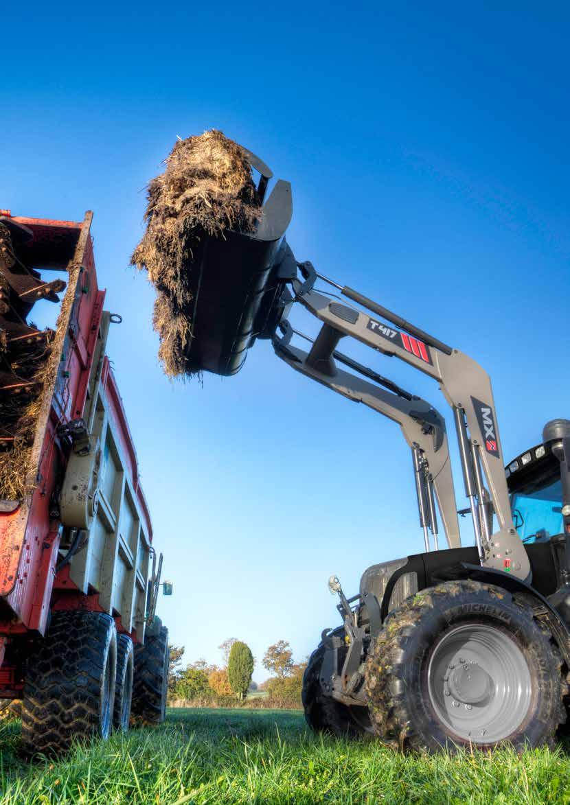 ÖNSZINTEZÉS HIDRAULIKUS KOMPENZÁLÁSSAL CSAK AZ MX-NÉL Egy prémium előny, amely csak a T400- as homlokrakodó modellek sajátja, a PCH System, amely aktívan növeli a homlokrakodó emelési kapacitását és