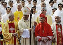 Benedek pápa 2007-ben Nguyễn Tấn Dũng miniszterelnököt, 2009-ben Nguyễn Minh Triết elnököt fogadta) Crescenzio Sepe bíboros 2005 Népek Evangelizációjának Kongregációja miniszterelnök helyettessel