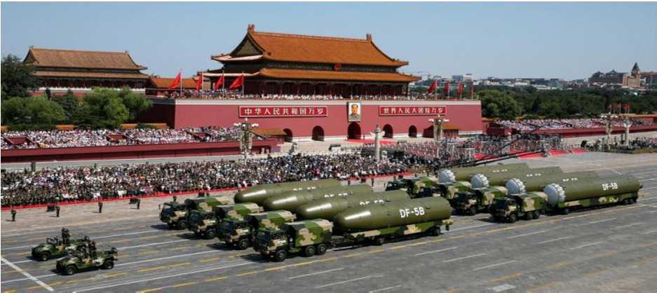 Rendkívüli, megtervezett, szimbolikus tartalom és külsőségek A KNK történetének legnagyobb díszszemléje Kína modern nagyhatalmi ereje 12 ezer tiszt és katona; 500 szárazföldi haditechnikai eszköz;