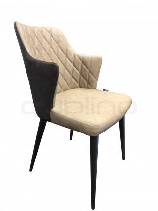 Elegáns steppelt taupe színű műbőr ülőfelület és szürke műbőr hátfallal, kávézó karfás szék. A termék raktárprogramunk része barna, színben.
