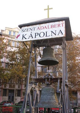370 BUDAI-KÖZÉPSÔ ESPERESKERÜLET épületéhez tartozott még egy emeletes svájci ház és három kisebb földszintes épület 40 vendégszobával, orvosi és társalgóteremmel, valamint egy kápolnával.