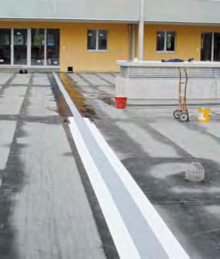 Hézagzáró rendszerrel szemben támasztott követelmény Vízhatlan kapcsolat biztosítása a betonnal és a PVC lemezzel Sika megoldás Szakaszolt szigetelő rendszer kialakítása Sika Dilatec E-0 szalaggal, a