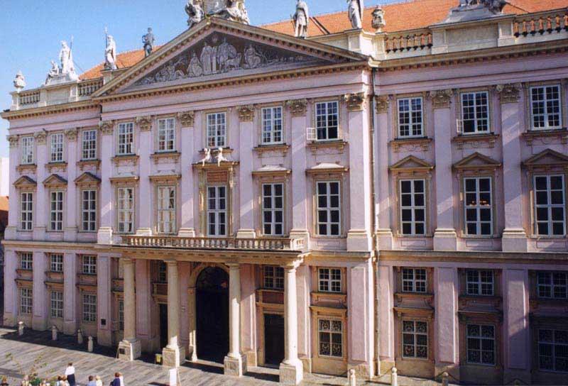 Szlovákia egyik legszebb klasszicist a palotáját, a Prímáspalotát Batthyány József bíboros és esztergom i érsek, Magyaror szág hercegprí mása építtette.