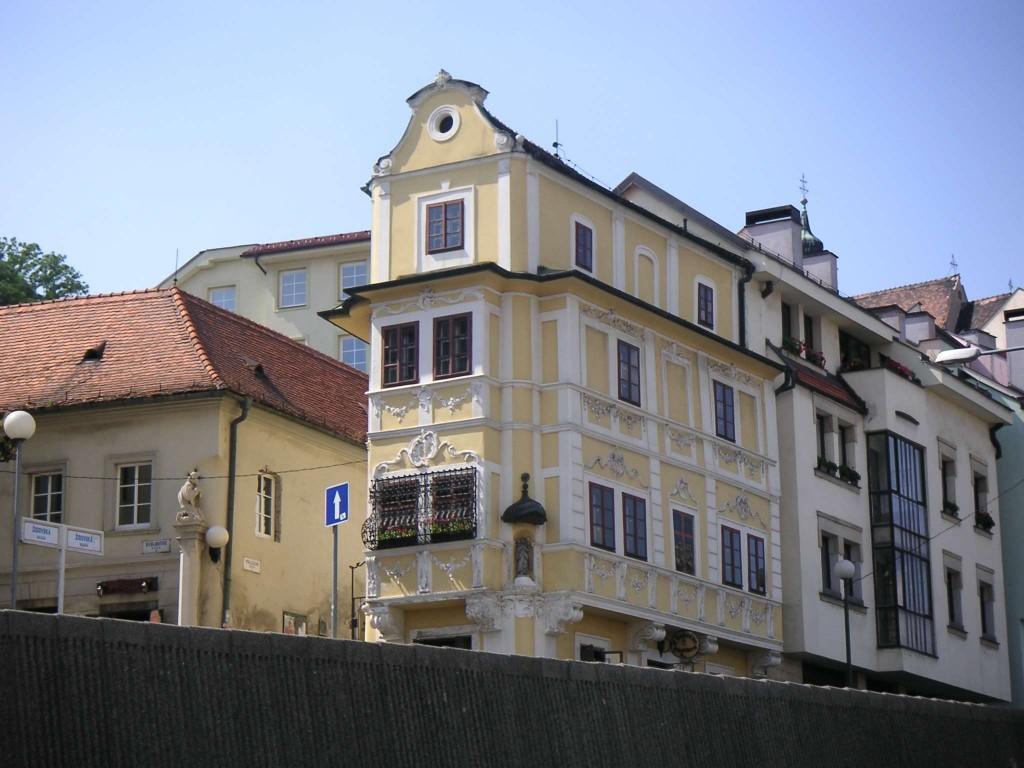 A Zsidó utca alsó végén lévő Jó pásztor házát joggal tartják Pozsony egyik legszebb épületének.