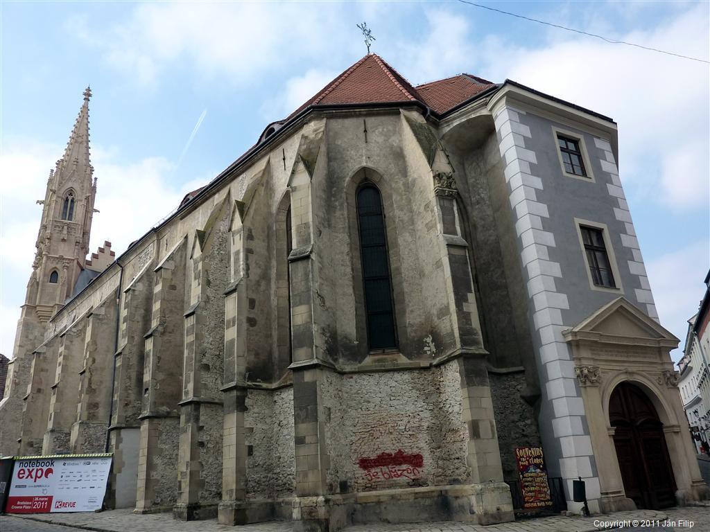 1915-ben hozzácsatolták az újonnan létesített Magyar Királyi Szent Erzsébet Tudományegyetem jogi karához. Pozsony egyik legrégibb gótikus stílusú temploma a Klarisszák temploma.