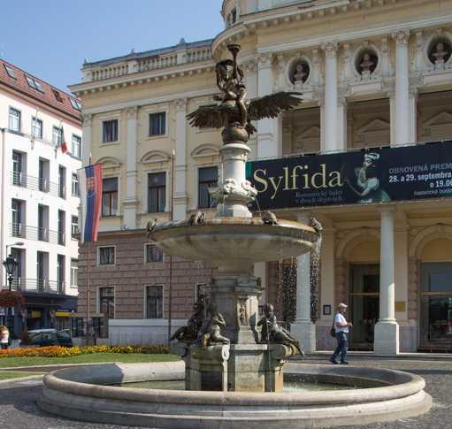 A színház homlokzatán található Katona József és Liszt Ferenc szobra.