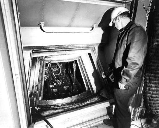 Utóhatások 15. ábra A kiégett parancsnoki modul ajtaja a fehérszobából [31] A három űrhajóst katonai tiszteletadás mellett temették el.