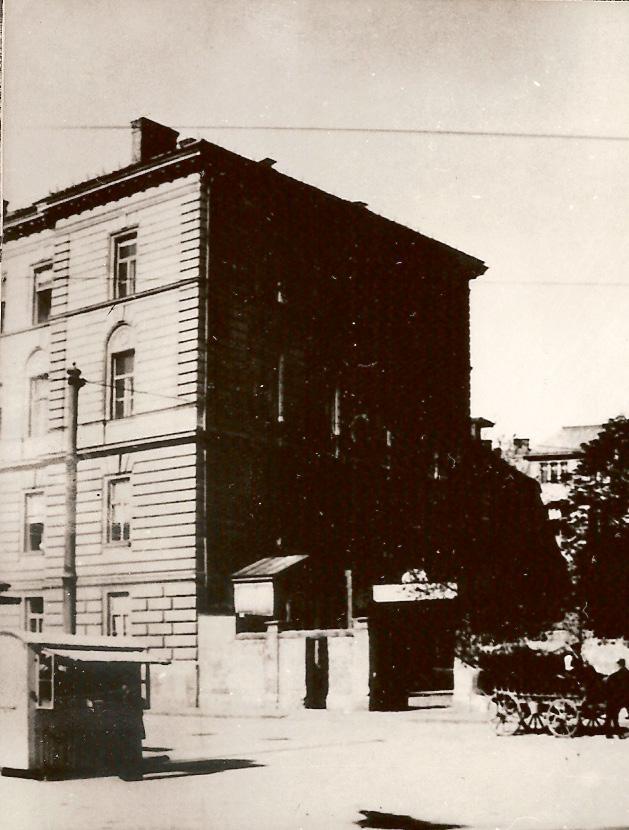 A pozsonyi egyetemalapítás az oktatási helyszínek tükrében a régi főgimnázium épülete volt (11 13. kép).45 Az első és második emeleten ingyenes helyszínt biztosítottak az egyetemi könyvtár számára.
