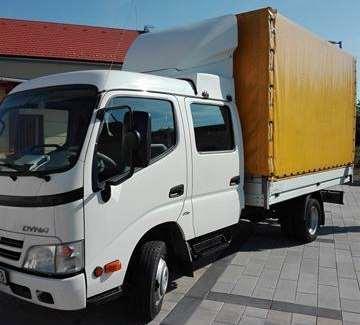 Júniusban vásároltunk egy alig használt Toyota Dyna típusú kisteherautót, amely személy és teherszállításra is alkalmas.