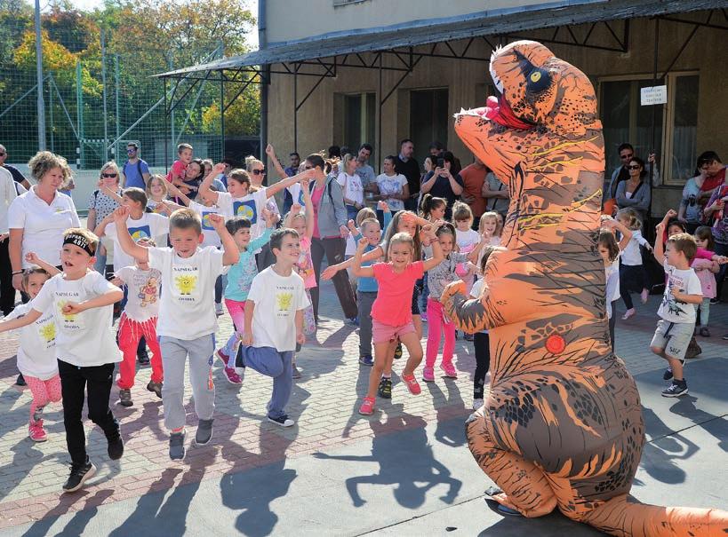 Az Ötkarikás csepegtető elnevezésű játékos sportnapra a környező óvodásokat és szüleiket várták a Kapocs utcában ezen a napon, amikor a gyerekek leendő iskoláját ismerhették meg a családok egy jól