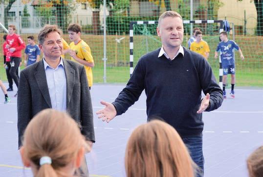 Labdarúgópályákat adtak át a Vilmos Endre Sportcentrumban FEJLESZTÉSEK 3 VALÓRA VÁLNAK AZ ÁLMOK Már rá sem lehet ismerni a megszépült sporttelepre Egy műfüves és egy élőfüves labdarúgópályát adtak át