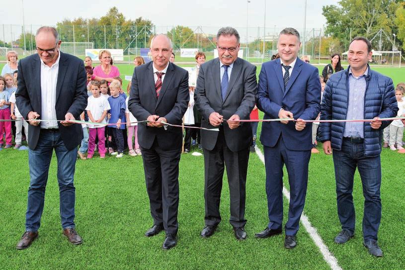 sportot szolgáló helyet, amely sok gyermek és csapat otthona. A számtalan meghívott vendég láthatta, hogy az elmúlt másfél év után szinte rá sem lehet ismerni az egykori Malév-sporttelepre.