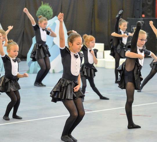 majd sorra jöttek a táncosok. Közöttük láthattuk például a Dance City Center tánciskola tagjait, akik évek óta biztos pontjai a pestszentlőrinci táncéletnek.
