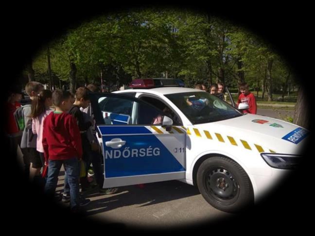 Felvehettük a részeg szemüveget, ami olyan érzést keltett, mintha szédülnénk. Rengeteget nevettünk egymáson, ahogy botladozva kerülgettük a bójákat.