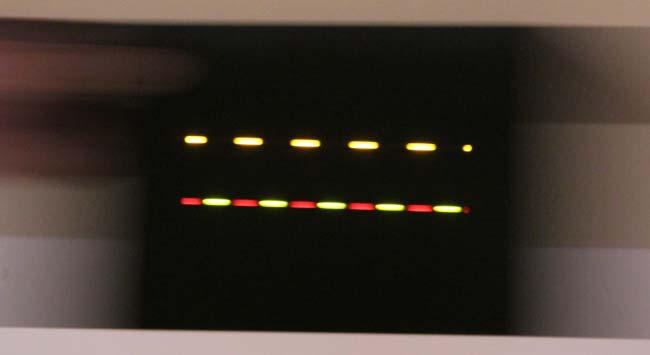~ 4. ábra. A kísérletben használt sárga, illetve vörös-zöld világítódióda kapcsolása. 5. ábra. A LED-ek fénye mozgásuk közben.