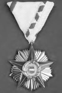 1978-ban az Elnöki Tanács döntése szerint ezeket a kiemelkedő megbecsülést jelző inszigniákat a továbbiakban nemesfém anyagból kellett előállítani. Eszerint a Szocialista Munka Hőse jelvénye 0.