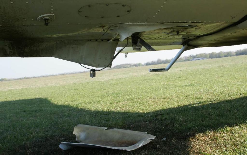 2. ELEMZÉS A Vb megvizsgálta a repülőgépről levált jobb oldali főfutót, és a repülőgép jobb oldali szárny alsó felületén található főfutó rögzítési pontjait (4. és 6. ábra).