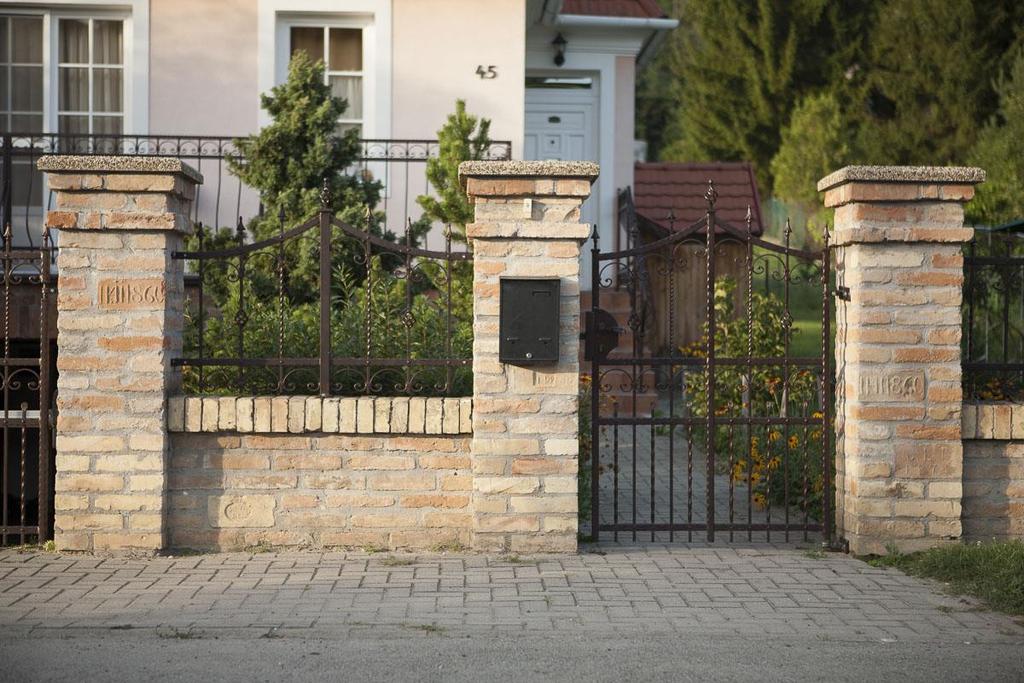 KERT Előkert létesítésekor a kialakult építési vonalat kell figyelembe venni, vagy ahol ez nem megállaptható, ott 5 méterrel kell számolni.