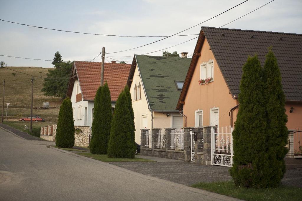 Újabb beépítésű területek Döbröntén az újonnan beépülő területeken is az oldalhatáron álló beépítés a megengedett.