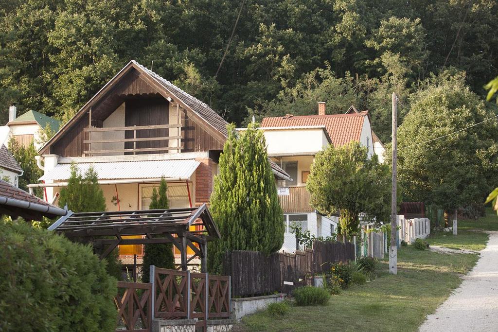 Üdülőházas területek Döbrönte belterületétől délre, Bakonyjákó felé alakultak ki üdülőterületek.