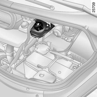 FOLYADÉKSZINTEK (1/3) 1 A folyadékszint ellenőrzésének gyakorisága Rendszeresen ellenőrizze a hűtőfolyadék szintjét (a motort súlyos károsodások érhetik, ha nincs elegendő hűtőfolyadék).