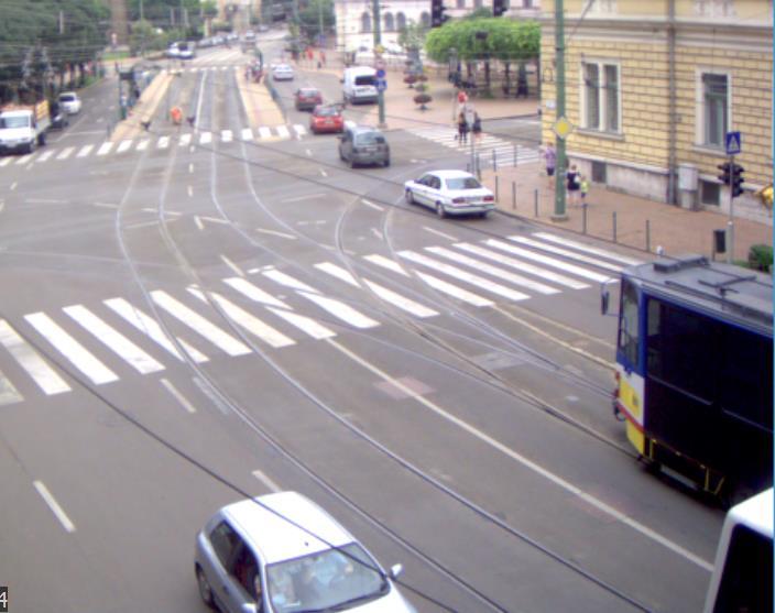 - A szerelvény előtt a 409. sz. váltó azon okból volt balra kitérő irányban, mert a szerelvény előtt közlekedő műszaki hibás, vontatott villamos szerelvényegység azon keresztül a járműtelepre bevonult.