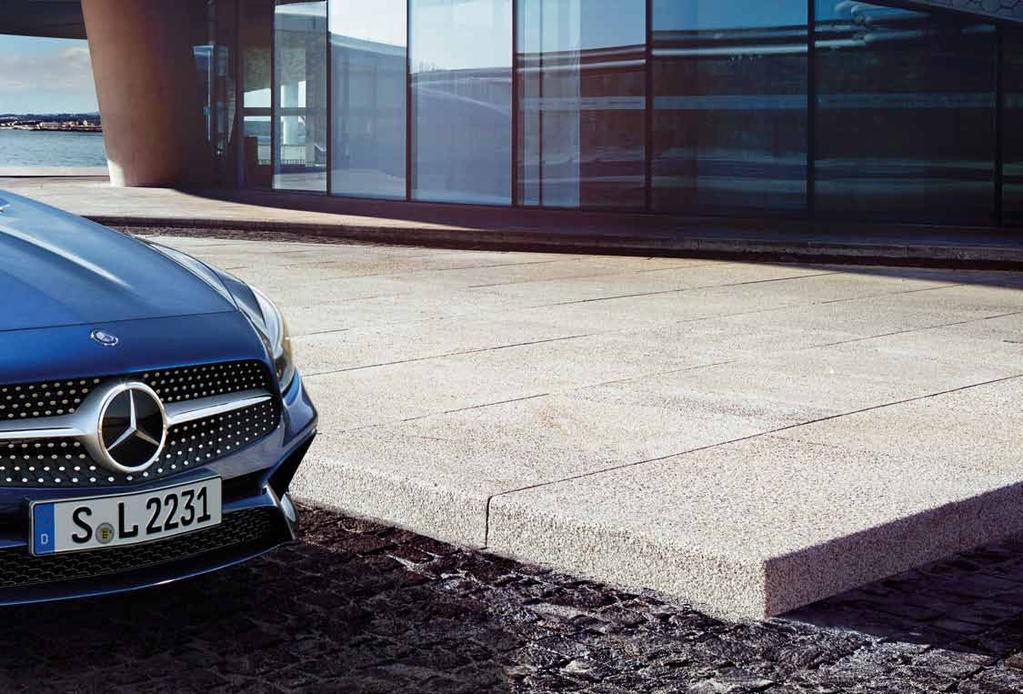 Ismét elámulunk. Az egyedülállóan markáns arcél a roadster-rajongóknál a legszebb emlékeket idézi. SL aligha van még két kezdőbetű, amely nagyobb eufóriát okozna.