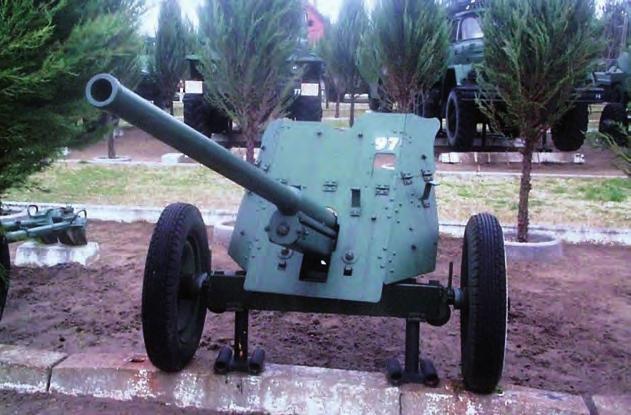 57 mm-es ZiSz 2 43M páncéltörő ágyú éjszakai irányzóval. Maximális lőtávolsága 8400 m, lőszere egyesített, egy javadalmazás 200 db. Páncélátütő képessége 90 -on 500 m-ig 103 mm, 1000 m-ig 91 mm.