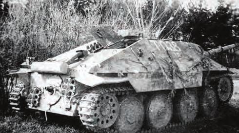 Hazai tükör 10. ábra. A T 038 oldalszámú német felségjellel ellátott magyar Hetzer (K.M.) 9. ábra. A 7. rohamtüzérosztály Stug III G rohamlövege. (K.M.) német jelölést kapott, akkor korszerűnek számító, nem egészen 10 t-s kis harckocsi volt e vadászpáncélos őse.