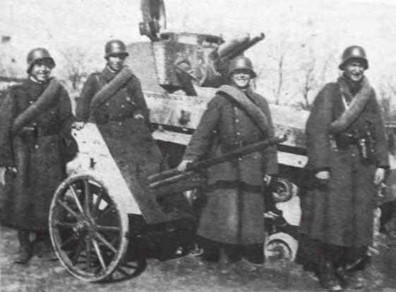 Hazai tükör 5. ábra. A magyar páncéltörő löveg és személyzete a kilőtt harckocsival (Móricz) nyelt, katonai kiképzést sem kapott nagyszőlősi és huszti középiskolásokkal kerültek harcérintkezésbe.