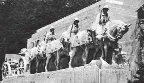 Hazai tükör 7 8. ábra. Lovas tüzérek hősi emlékműve, amelyet 1937. október 17-én avatták fel az I. kerületi Palota téren. (Mai Dózsa György tér, 1960-ban lebontották, helyén a Dózsa szobor áll.