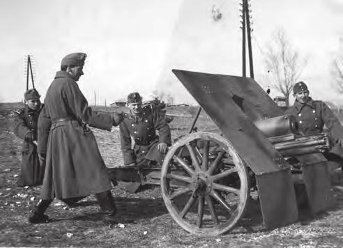 Hazai tükör 5. ábra. 15M 7,5 cm hegyiágyú a csőhátrasiklás pillanatában. Hajmáskér, 1941 7. ábra. 15M 7,5 cm-es hegyiágyú tüzelőállása a harctéren, 1944 ren küzdő ütegek is pótolhatatlan veszteségeket szenvedtek, ezért a 2.