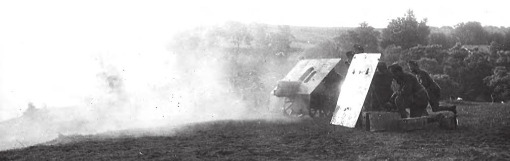 Tanulmányok 2. ábra. 1915M 7,5 cm-es hegyi ágyú lövés közben, mellette a lőszereket és a kezelők egy részét védő, az 1920-as években még rendszeresített lövegpajzs goszlávia egyaránt 150.