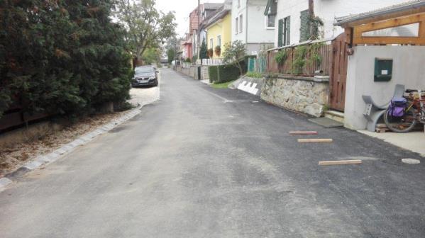 Ezért a Brennbergi utca egy szakasza 18-20 cm-es erős vápás beton burkolatot kapott, egy másik szakaszán az útalap került megújításra. Az építés során több meglepetésben volt részünk.