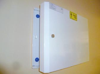 Munkabiztonsági- és balesetvédelmi tanulmány és szakmai anyag bölcsődei munkavállalók és munkáltatók részére Nyitott (nyitva felejtett) elektromos kapcsolószekrények Az