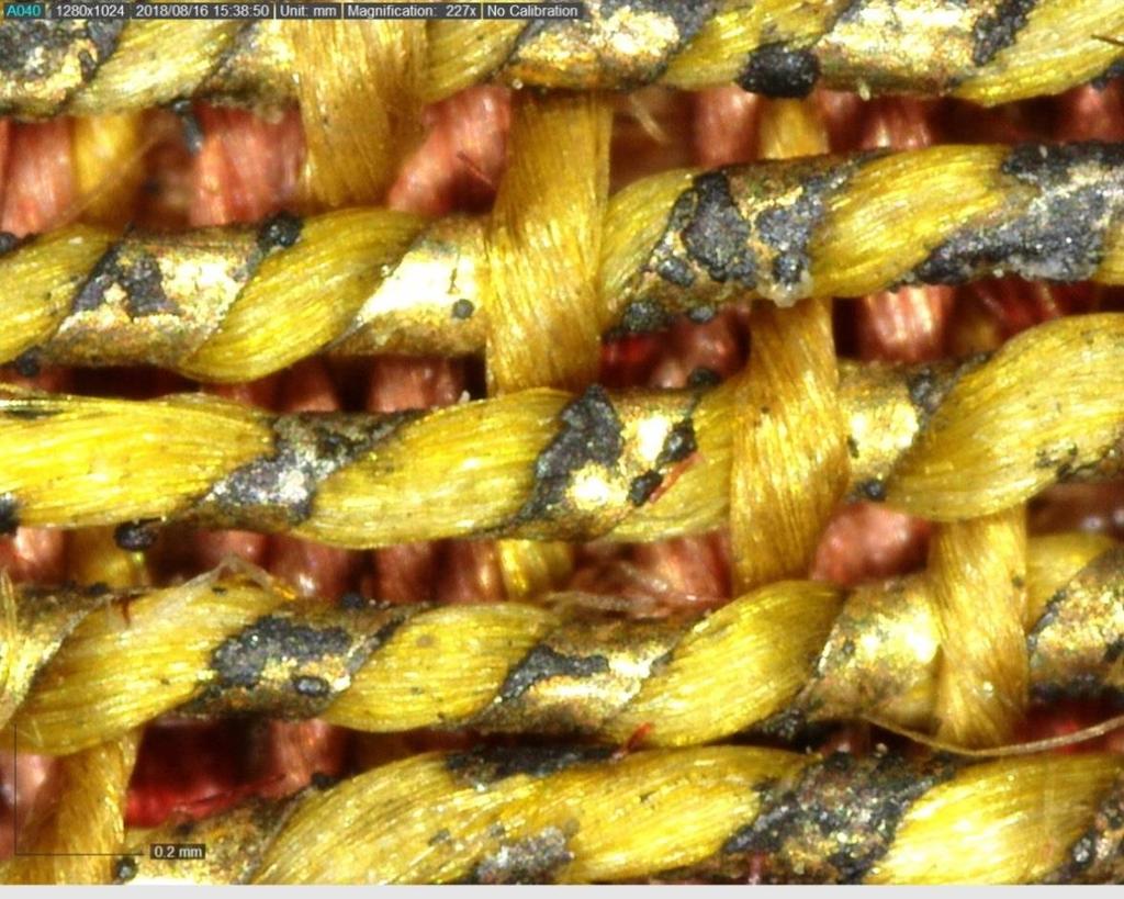 A fémfonal vetülékek: aranyszínű fémszalag, sárga színű