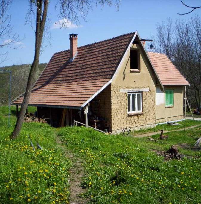 vályogtéglából kalákában,