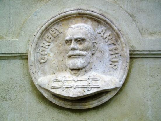 Görgey emlékére 1934. április 8-án, az országban elsőként felavatott kőből készült relief az 1901.