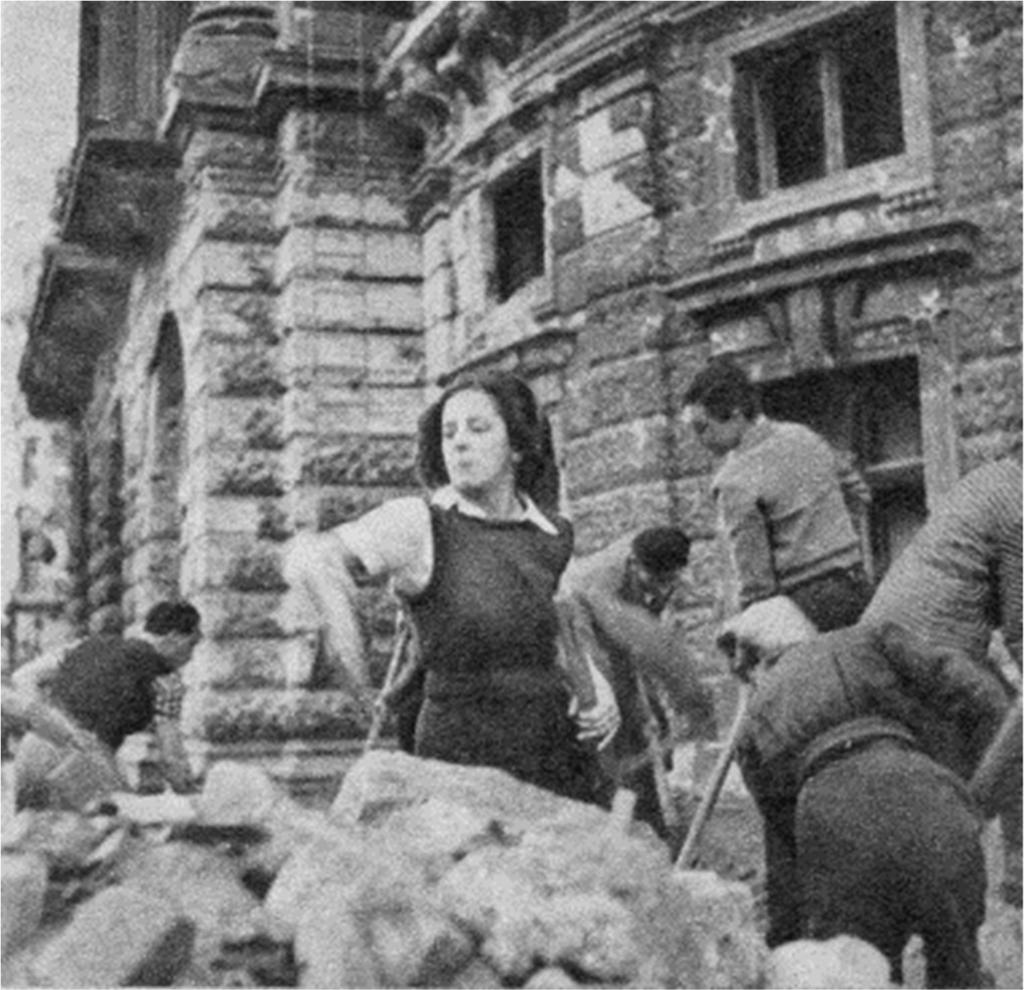e) Soroljon fel hármat a színésznő által említett munkák közül, amelyek nem kapcsolódnak az alkotófolyamathoz, a próbamunkához, amelyek más munkahelyeken is megtalálhatók!
