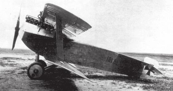 Tanulmányok 12. ábra. A 161.01-es UFAG C.I prototípus 1917 nyarán Aspernben. A gép még a keskeny, mély törzzsel, kis oldalkormánnyal és I alakú szárnymerevítővel épült A kiképzés során az UFAG C.